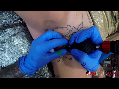 ❤️ Ekstrèmman tatoue hottie Sully Savage te fè yon tatoo sou klitoris li ❤ Videyo fout nan pònografi ht.verhentai.ru ❌❤