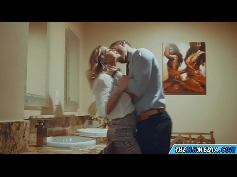 ❤️ Lè yon blond bèl sedui ou nan yon twalèt piblik ❤ Videyo fout nan pònografi ht.verhentai.ru ❌❤